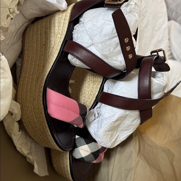 BURBERRY LONDON WEDGE HEELS - Picture 6 of 10